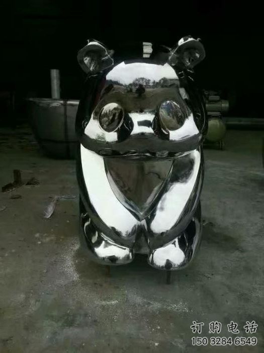 別墅熊貓雕塑廠家 卡通鏡面小品 農村仿真熊貓雕塑