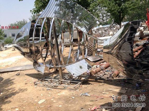 鏤空小魚雕塑廠家 現代抽象擺件 草地切面小魚雕塑