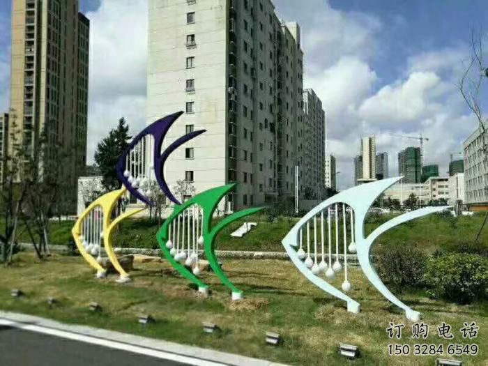 幾何小魚雕塑廠家 中式戶外擺件 草地切面小魚雕塑