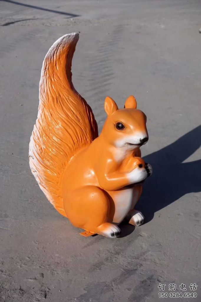 別墅區松鼠雕塑廠家 卡通噴漆小品 現代彩繪松鼠雕塑