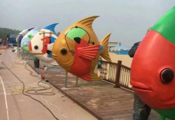 彩繪魚兒雕塑廠家 卡通噴漆小品 草地抽象魚兒雕塑