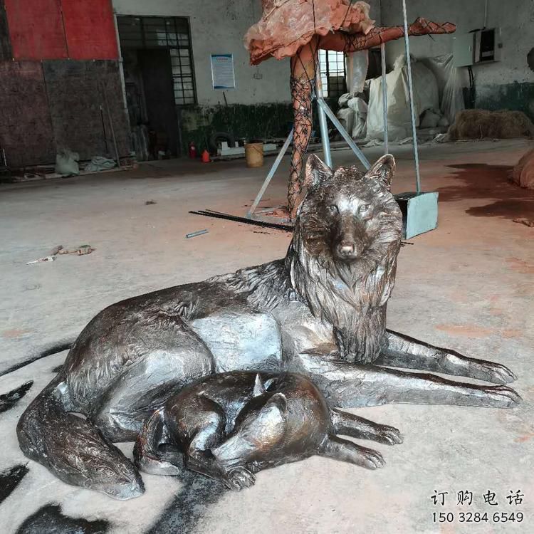 噴漆狼雕塑廠家 現代廣場小品 草地仿古狼雕塑