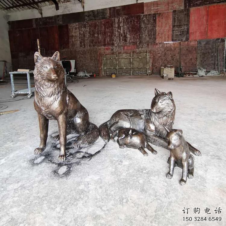 鑄造狼雕塑廠家 創(chuàng)意村口小品 街頭噴漆狼雕塑
