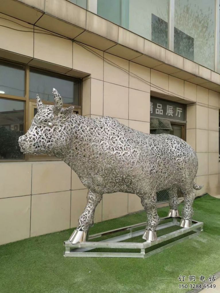 戶外鏤空牛雕塑廠家 卡通噴漆小品 游樂場異形鏤空牛雕塑