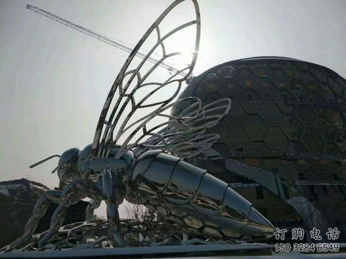 別墅區蜜蜂雕塑廠家 卡通鏡面小品 戶外鏤空蜜蜂雕塑