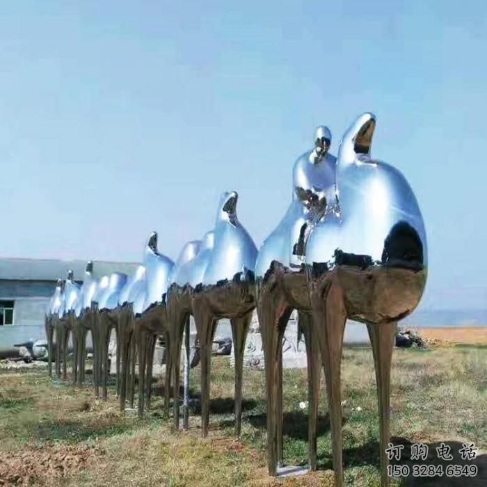 鏡面駱駝雕塑廠家 大型抽象擺件 風景區仿真駱駝雕塑