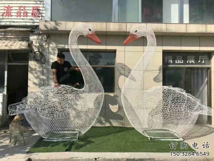 鏤空鵝雕塑廠家 現(xiàn)代抽象擺件 草地切面鵝雕塑