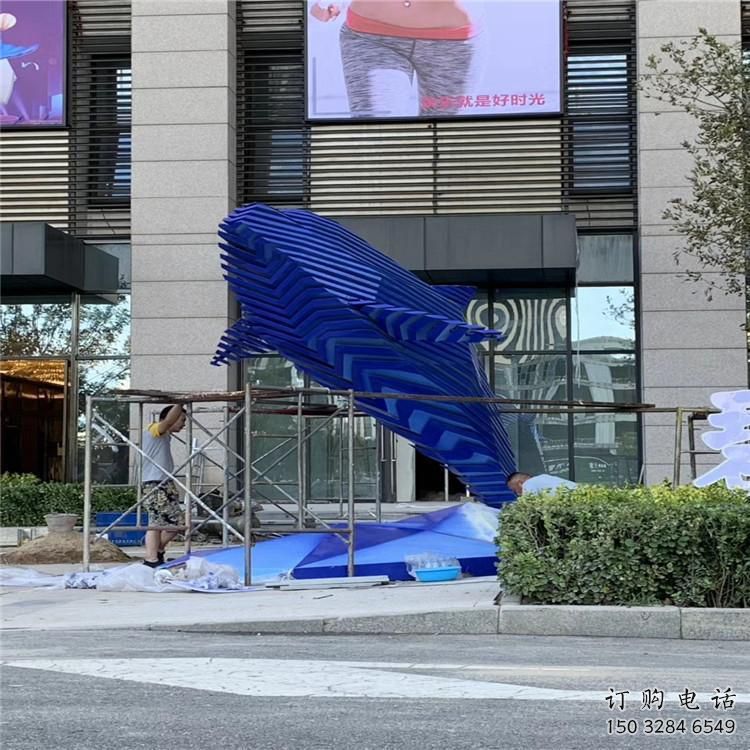 街道金魚雕塑廠家 創(chuàng)意村口小品 酒店拉絲金魚雕塑