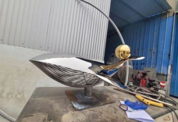 玄關(guān)金魚雕塑廠家 現(xiàn)代創(chuàng)意擺件 房地產(chǎn)酒店金魚雕塑