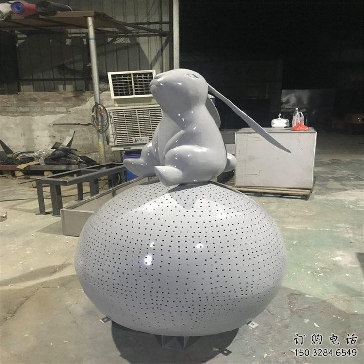 戶外玉兔雕塑廠家 戶外抽象小品 酒店鏤空玉兔雕塑