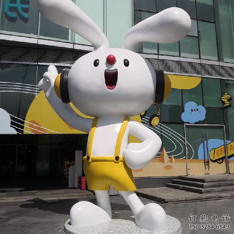 彩繪玉兔雕塑廠家 卡通噴漆小品 戶外切面玉兔雕塑