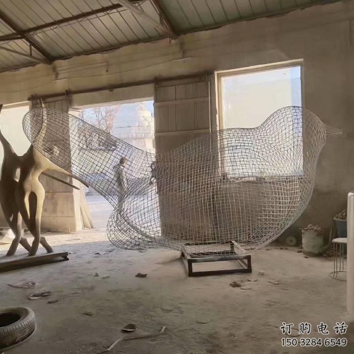 拉絲小鳥雕塑廠家 大型鏤空擺件 游樂場異形小鳥雕塑