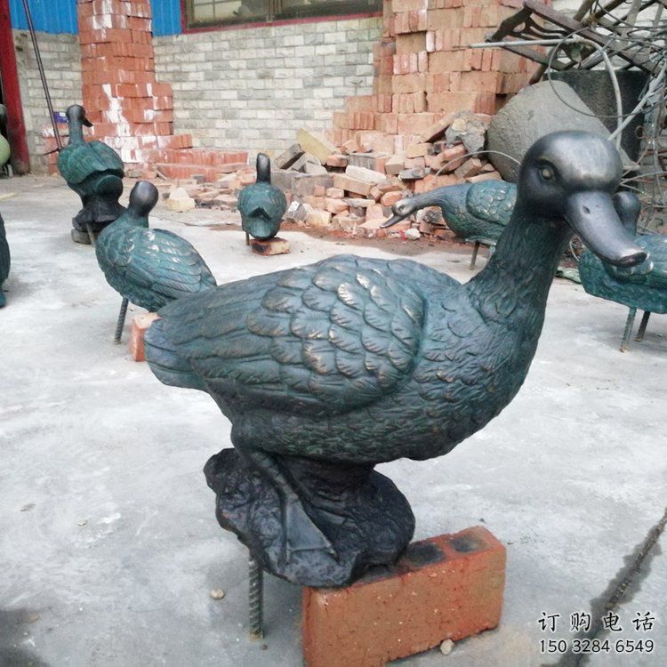 仿古鴨子雕塑廠家 戶外公園小品 廣場彩繪鴨子雕塑