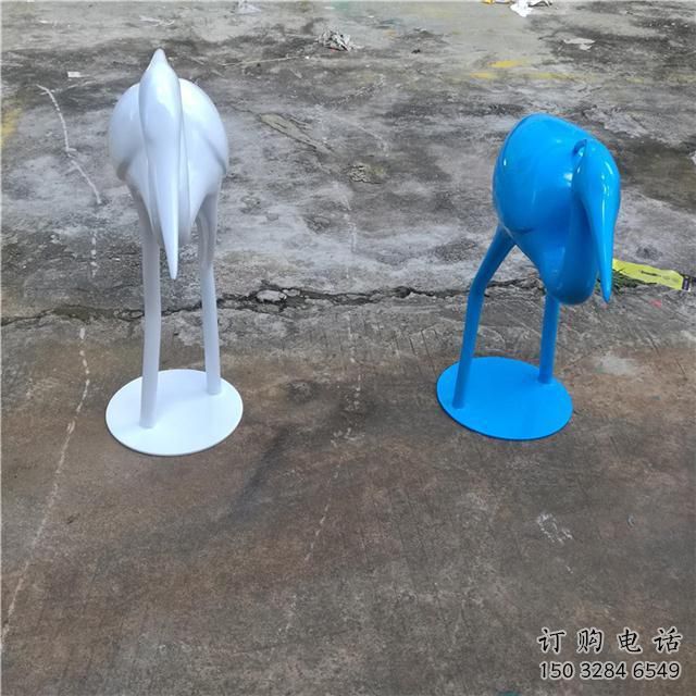 步行街雀鳥雕塑廠家 創(chuàng)意鋼管擺件 草地切面雀鳥雕塑