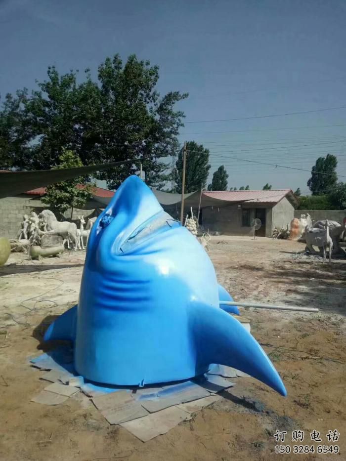 彩繪魚頭雕塑廠家 卡通噴漆小品 草地切面魚頭雕塑