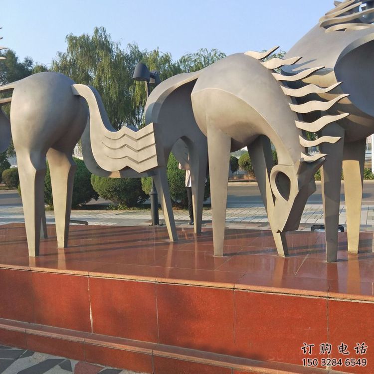 步行街跑馬雕塑廠家 創(chuàng)意鏤空擺件 草地切面跑馬雕塑