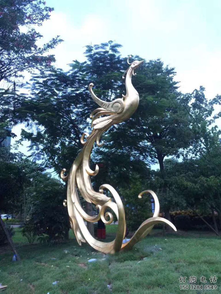 步行街金鳳凰雕塑廠家 創(chuàng)意噴漆擺件 草地抽象金鳳凰雕塑