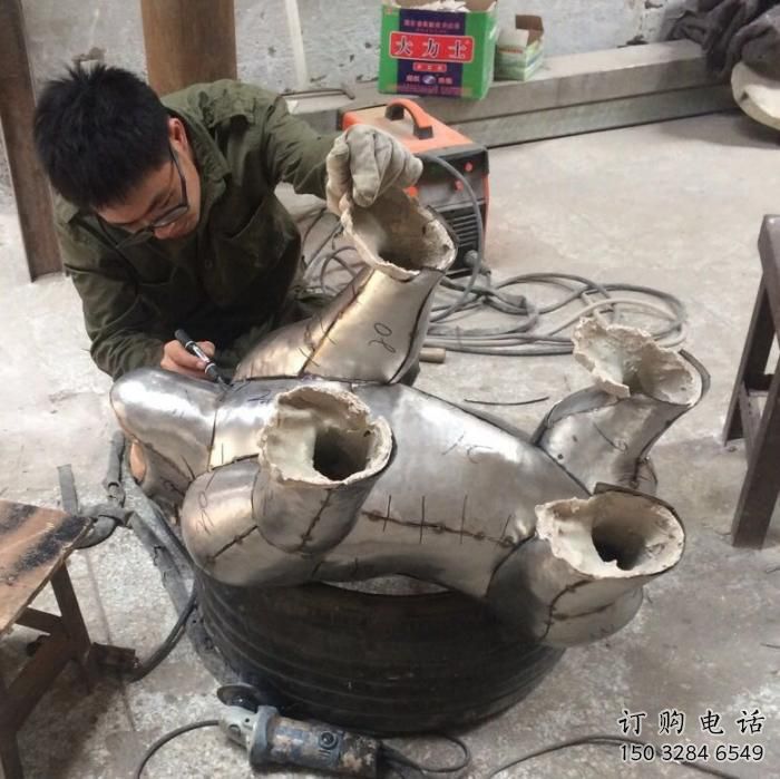 街道大猩猩雕塑廠家 創(chuàng)意抽象小品 酒店拉絲大猩猩雕塑