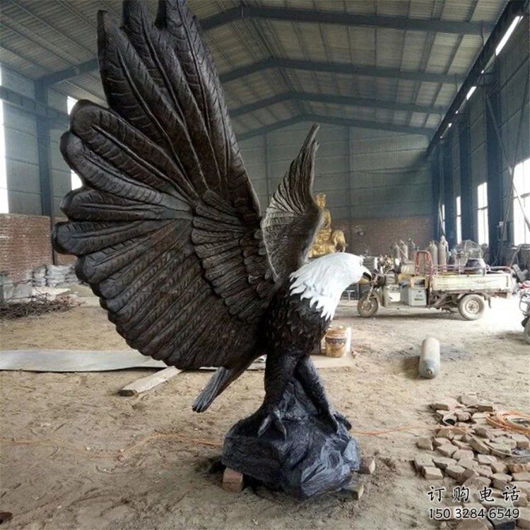 噴漆雄鷹雕塑廠家 卡通廣場小品 草地大型雄鷹雕塑