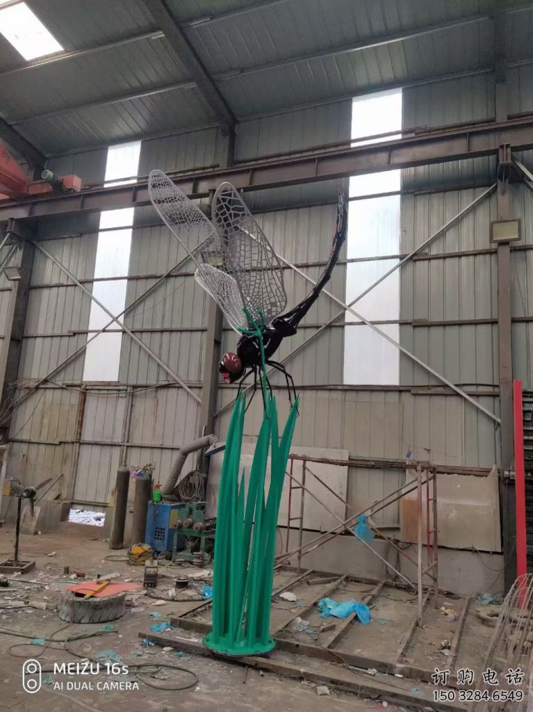 彩繪蜻蜓點(diǎn)水雕塑廠家 卡通噴漆 切面蜻蜓點(diǎn)水雕塑