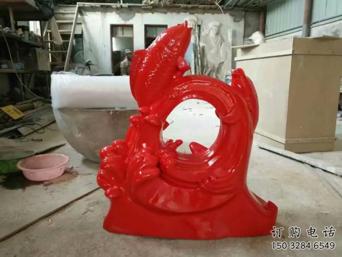 彩繪魚跨環雕塑廠家 卡通噴漆小品 草地魚跨環雕塑