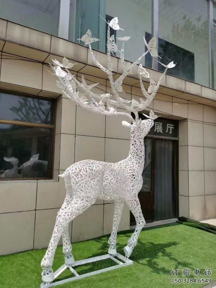 別墅區(qū)梅花鹿雕塑廠家 卡通噴漆小品 戶外鏤空梅花鹿雕塑
