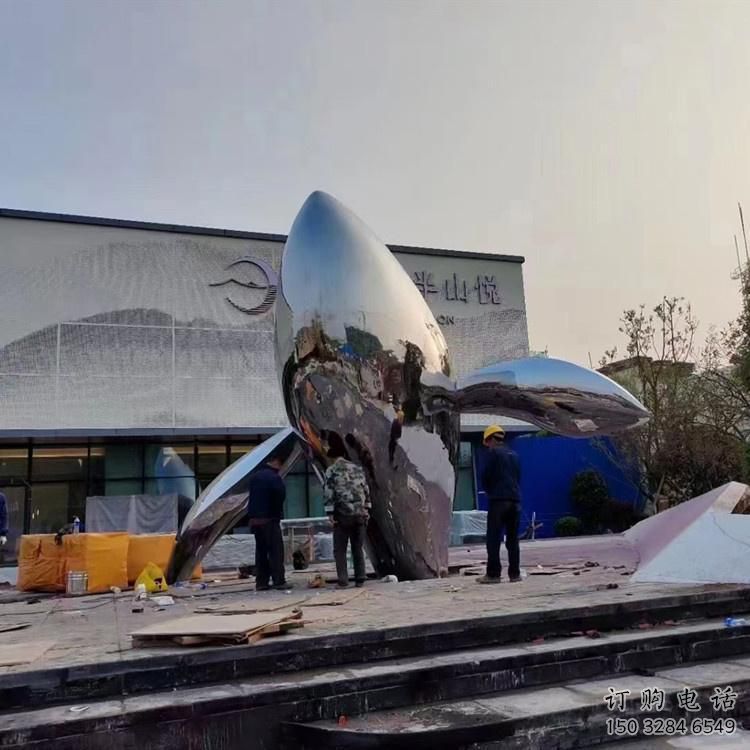 商業(yè)街鯨魚雕塑廠家 大型現(xiàn)代擺件 步行街異形鯨魚雕塑