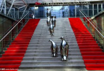 商業(yè)街企鵝雕塑廠家 大型戶外擺件 步行街異形企鵝雕塑