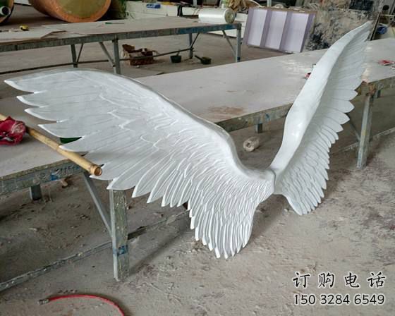 彩繪翅膀雕塑廠家 卡通噴漆小品 草地切面翅膀雕塑
