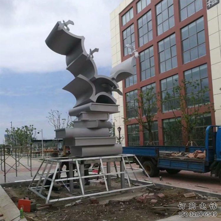 拉絲書山雕塑廠家 現(xiàn)代創(chuàng)意擺件 別墅區(qū)不銹鋼書山雕塑