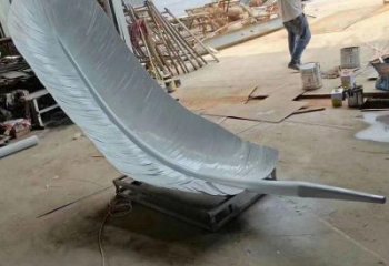 拉絲羽毛雕塑廠家 鏤空創(chuàng)意擺件 別墅區(qū)不銹鋼羽毛雕塑