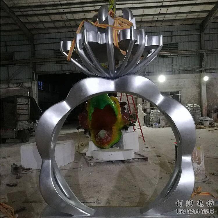 街道戒指雕塑廠家 現(xiàn)代擺件 鏡面不銹鋼戒指雕塑