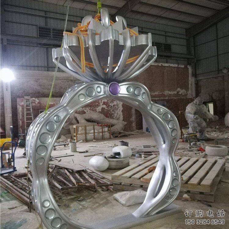 大型商場(chǎng)戒指雕塑廠(chǎng)家 現(xiàn)代擺件 鏡面不銹鋼戒指雕塑