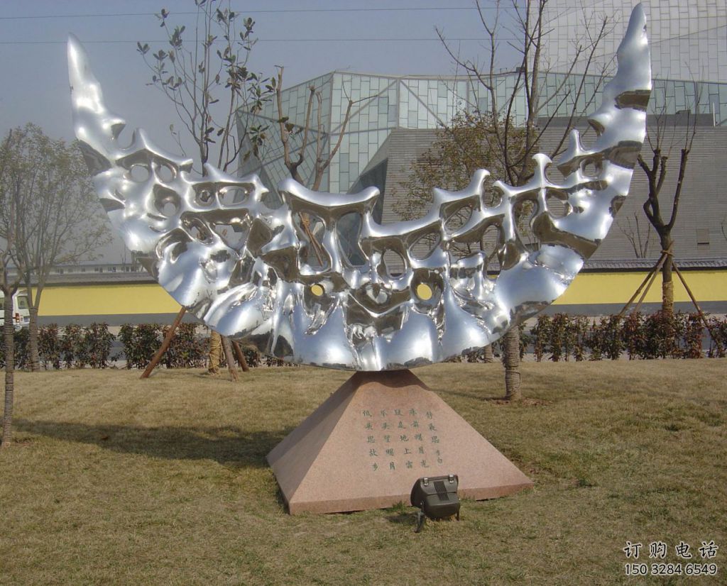現(xiàn)代月牙雕塑廠家 大型別墅區(qū)擺件 公園不銹鋼月牙雕塑生產(chǎn)