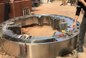 大型商場圓圈雕塑廠家 鏡面擺件 現(xiàn)代不銹鋼圓圈雕塑生產