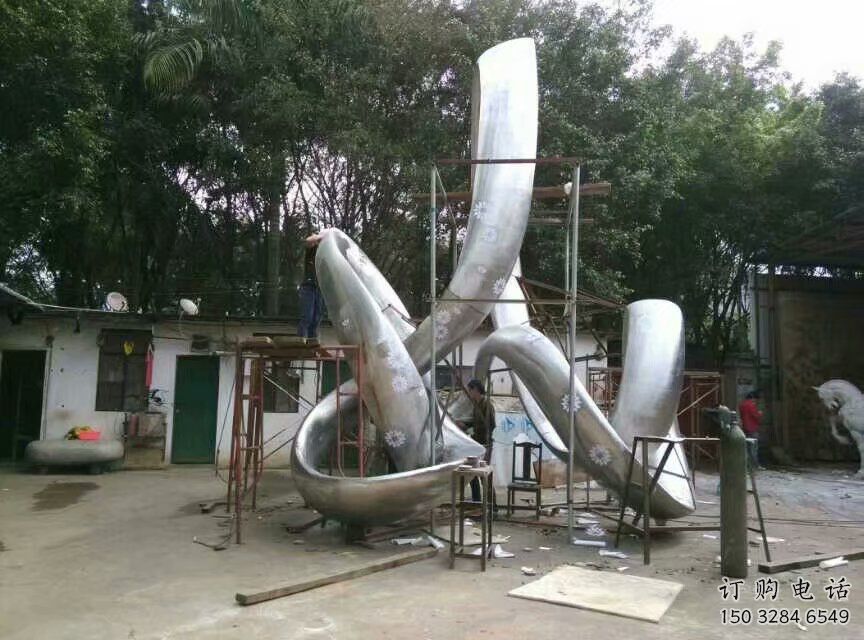 幾何絲帶雕塑廠家 創(chuàng)意小品 大門口不銹鋼絲帶雕塑生產