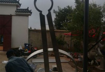 拉絲圓規雕塑廠家 鏤空創意擺件 別墅區不銹鋼圓規雕塑廠