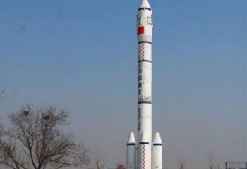 烤漆火箭雕塑廠家 公園小品 現(xiàn)代不銹鋼火箭雕塑制作