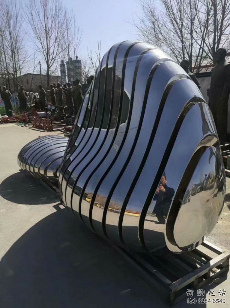 現(xiàn)代休閑椅雕塑廠家 大型別墅區(qū)擺件 鏡面不銹鋼休閑椅雕塑廠