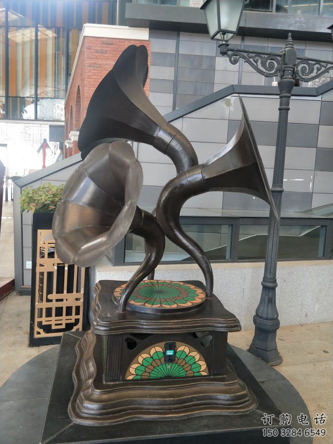 廣場留聲機(jī)雕塑廠家 現(xiàn)代小品 異形不銹鋼留聲機(jī)雕塑廠