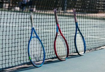 異形網(wǎng)球拍雕塑廠家 現(xiàn)代小品 抽象不銹鋼網(wǎng)球拍雕塑廠