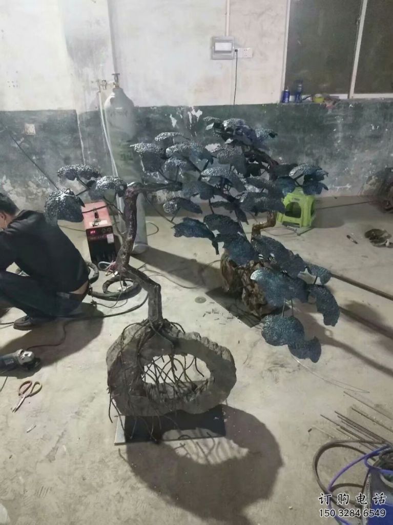 庭院松樹雕塑廠家 草地小品 鍛造不銹鋼松樹雕塑廠