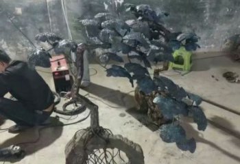 庭院松樹(shù)雕塑廠家 草地小品 鍛造不銹鋼松樹(shù)雕塑廠