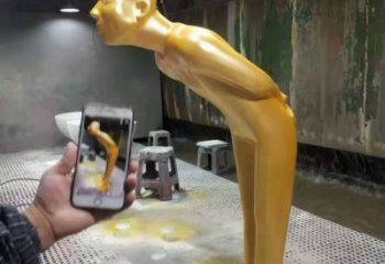 鍍金迎賓雕塑廠家 鑄造擺件 現代不銹鋼迎賓雕塑制作