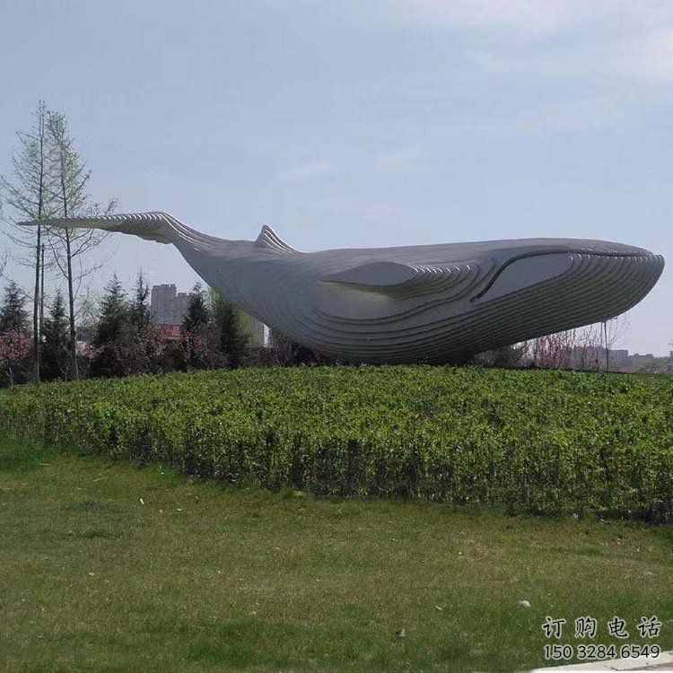 廣場草地不銹鋼魚雕塑