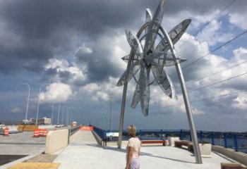 大型風車雕塑定制廠家 歐式步行街旋轉雕塑 彩繪旋轉雕塑