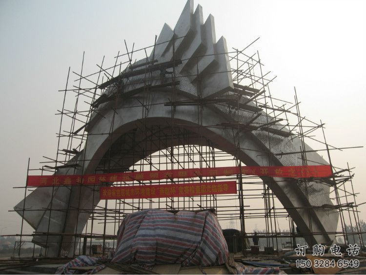 大門雕塑安裝，不銹鋼大門雕塑制作現(xiàn)場(chǎng)