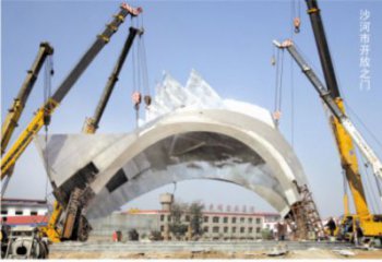 不銹鋼沙河開放大門雕塑安裝現(xiàn)場(chǎng)