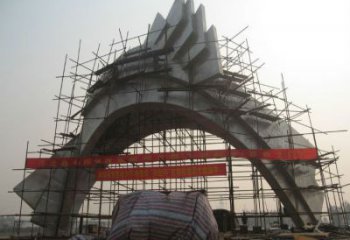 大門雕塑安裝，不銹鋼大門雕塑制作現(xiàn)場