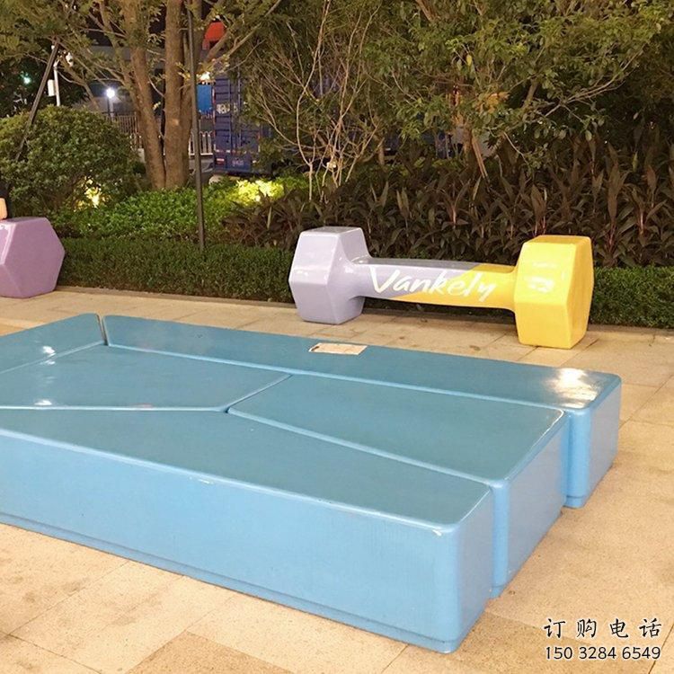 仿真啞鈴坐凳雕塑，藝術美陳設計
